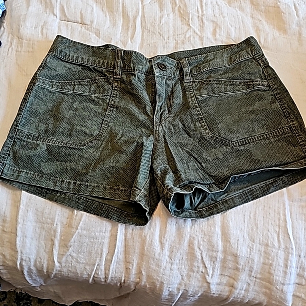 Unionbay low rise reptile scale pattern shorts